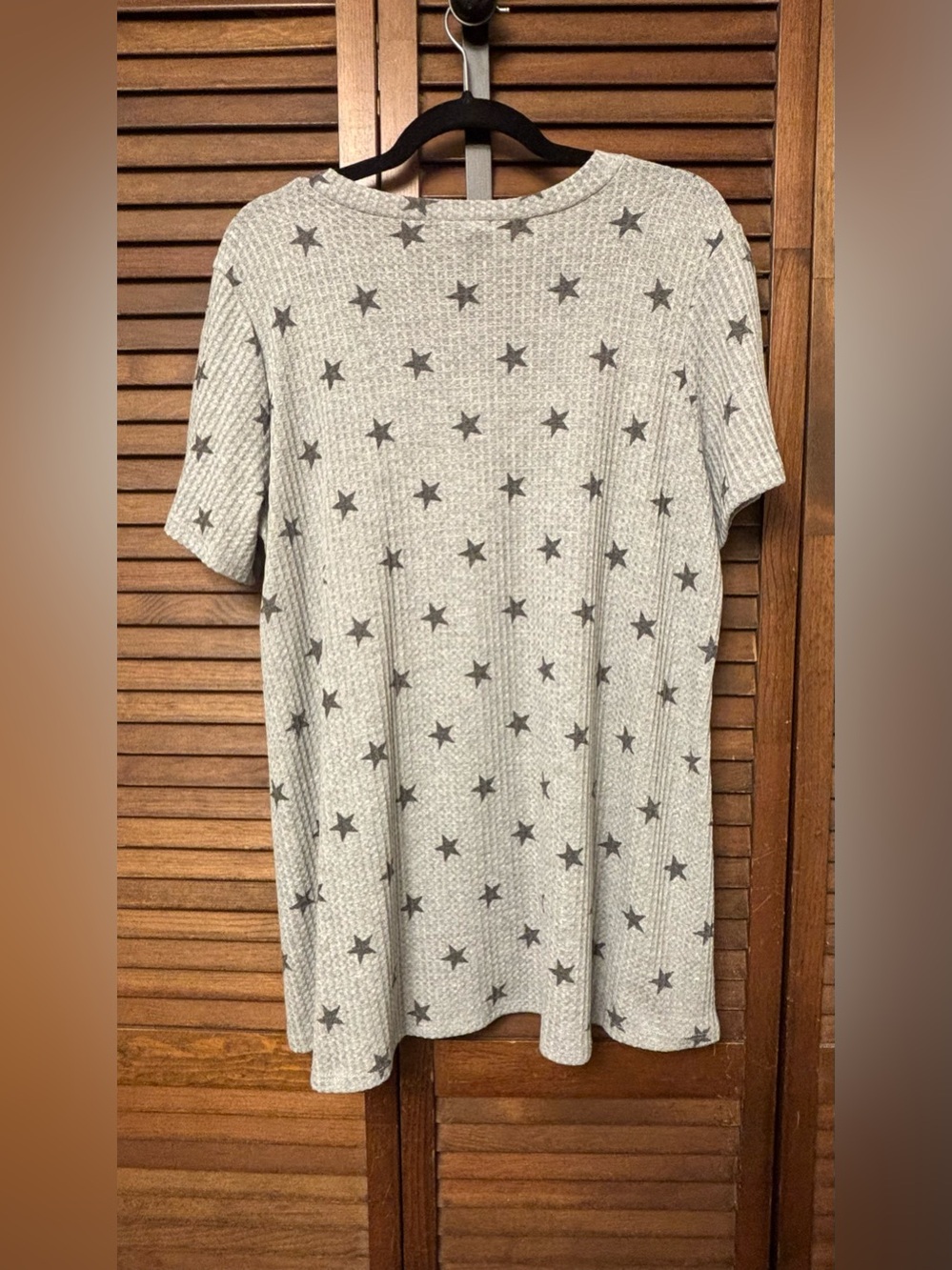 New HEIMISH USA Heather Gray with Star Print V-Neck Tunic Top - Picture 3 of 7